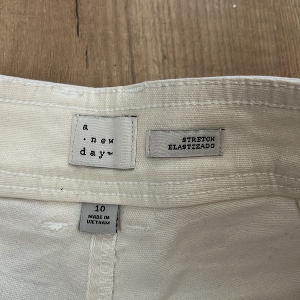 white shorts - Picture 3 of 4